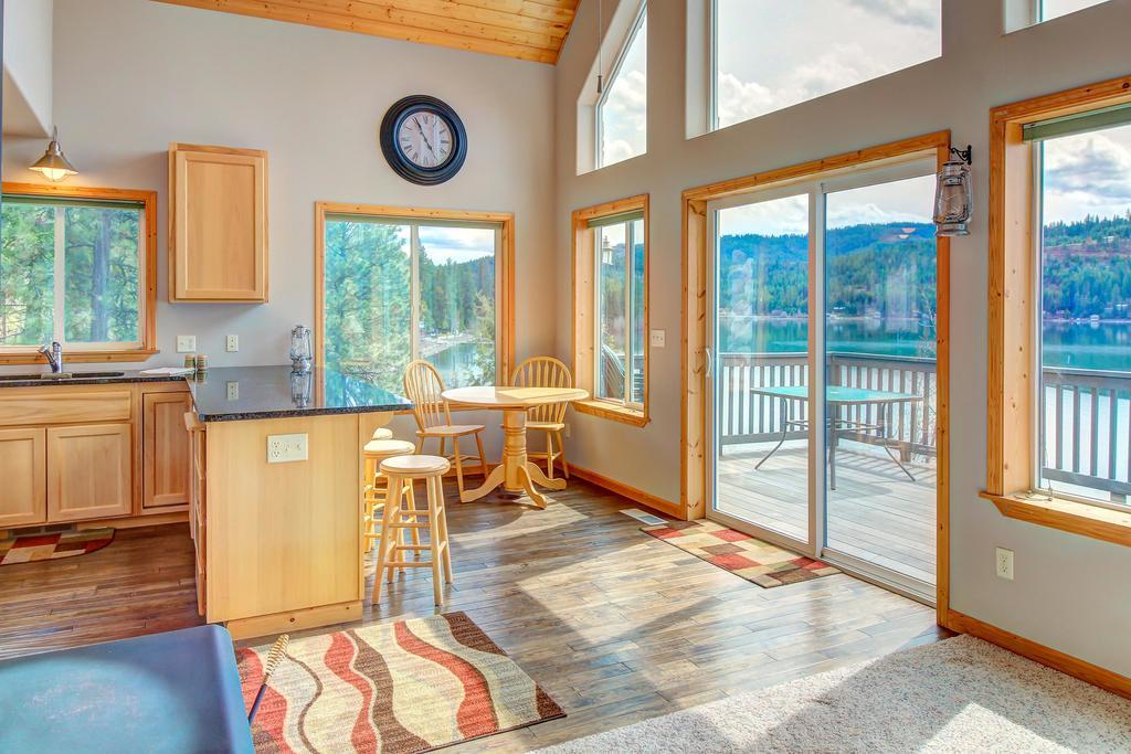 ホテルBeautiful Lake Coeur D'Alene Cabin On The Bay Mica エクステリア 写真